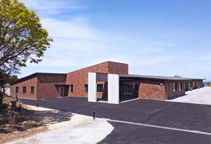 広々とした建物の外観