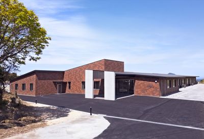 広々とした建物の外観