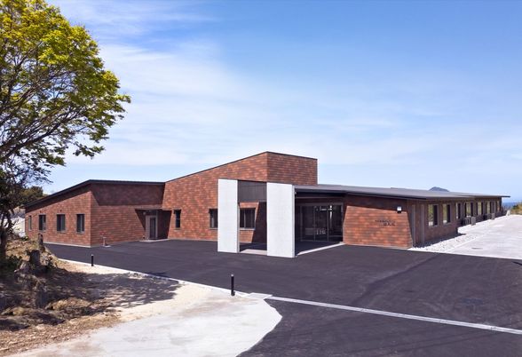 広々とした建物の外観