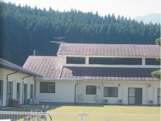 山に囲まれた施設外観