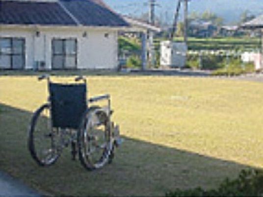 車椅子と広い庭