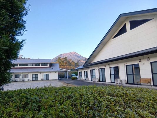 山を望む施設の外観  