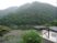 山と湖の景色が見える外観