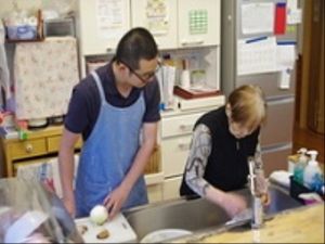 キッチンで作業する人たち