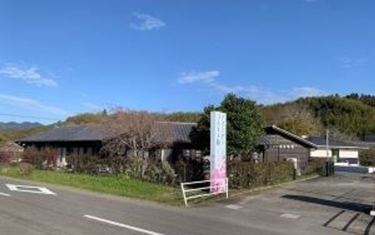 落ち着いた建物の外観