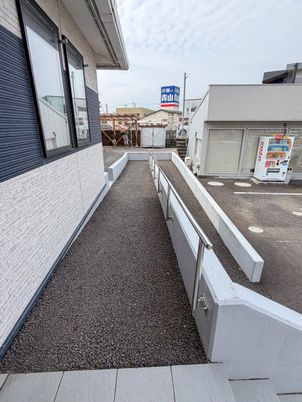 スロープと手すりエントランス