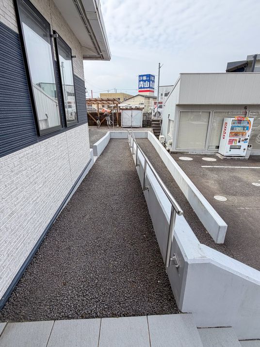 スロープと手すりエントランス