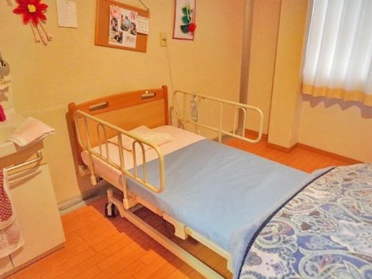 居室の介護用ベッド  