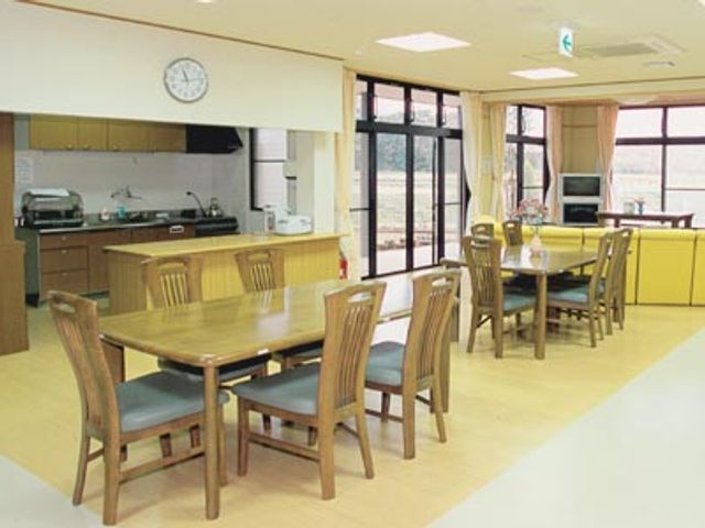 明るいリビング風景 リビング 広々としたリビングで、自然光が心地よく差し込みます。居心地の良い空間で働きやすい環境です。