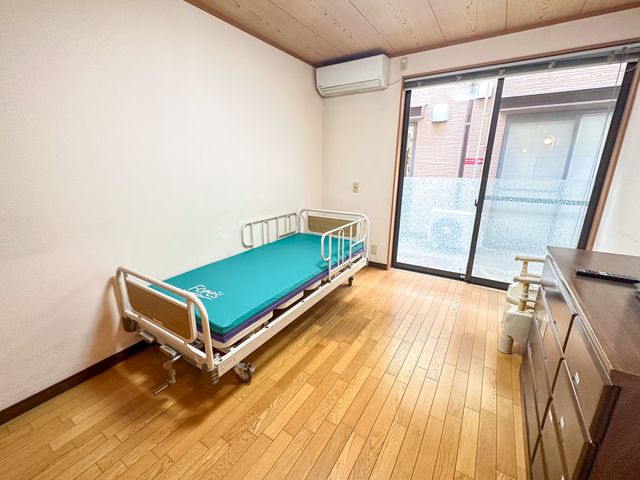 自然光が入る居室 居室 自然光が差し込む明るい居室です。シンプルなベッドと収納スペースが配置されています。