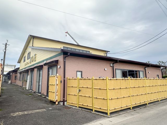黄色いフェンスがある建物外観 外観 穏やかな色合いの建物は、落ち着いた環境を演出します。周辺には静けさが広がっています。