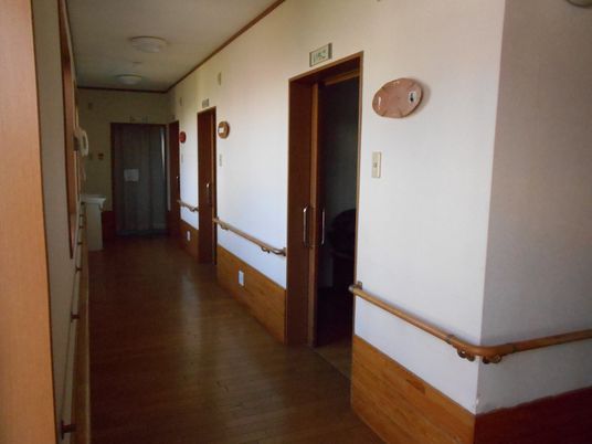 手すり付きの廊下