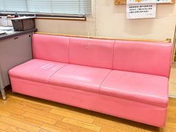 ピンクのソファの待合室