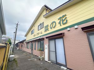 落ち着いた色合いの外観