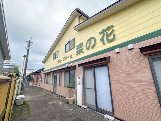 落ち着いた色合いの外観