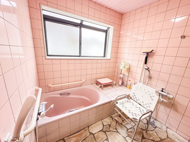 設備の整った浴室 浴室 自然光が差し込む明るい空間で、入浴介助がしやすい設計になっています。安心して働ける場です。