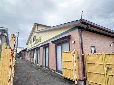 広々とした外観