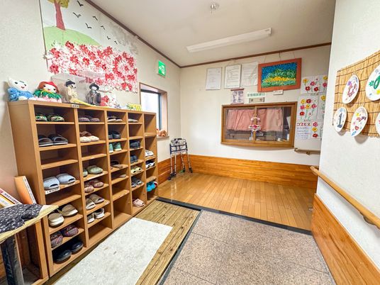 靴と飾りのエントランス  