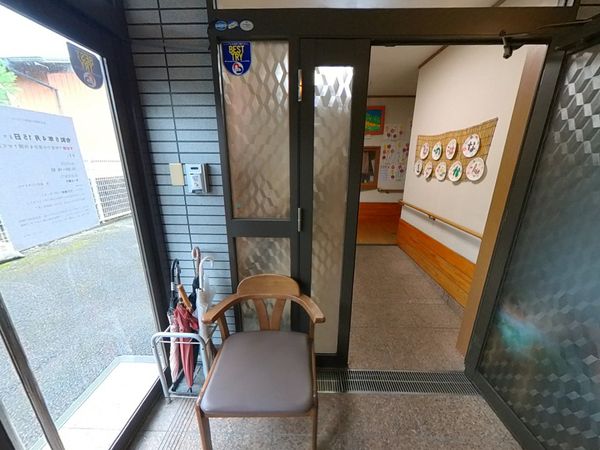 広い廊下のある入口