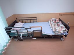 快適な居室のベッド