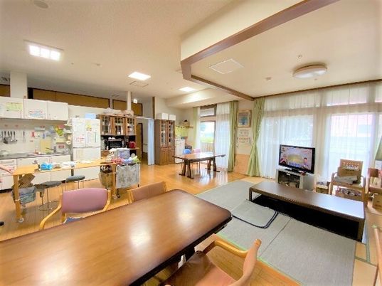 広々とした日当たりの食堂