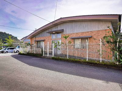 温かみのある外観の建物