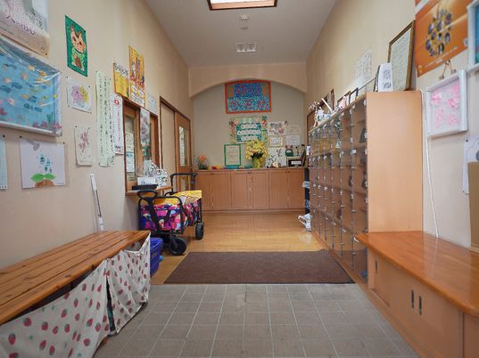 エントランスの明るい風景