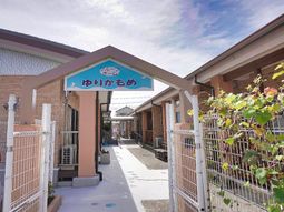 明るい中庭の風景