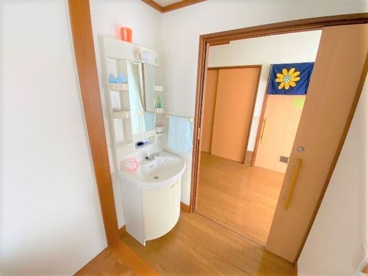 居室入口と洗面台