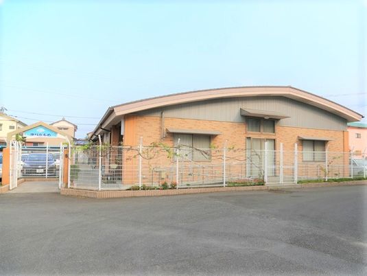 平屋建ての施設外観
