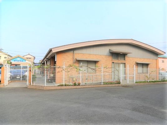 平屋建ての施設外観