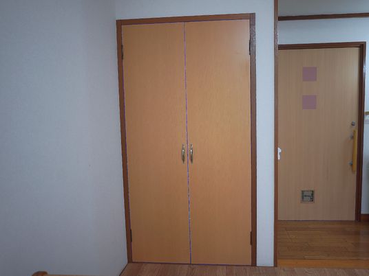 木製の二枚扉の居室