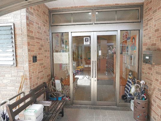 真っ直ぐのエントランス