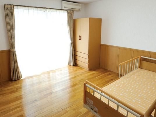 明るい木目調の居室