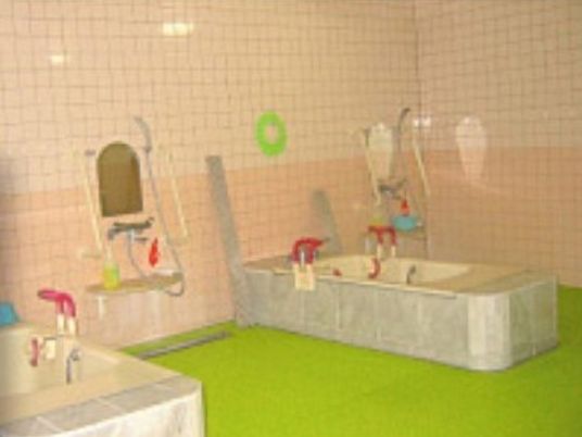 バリアフリー設計の浴室