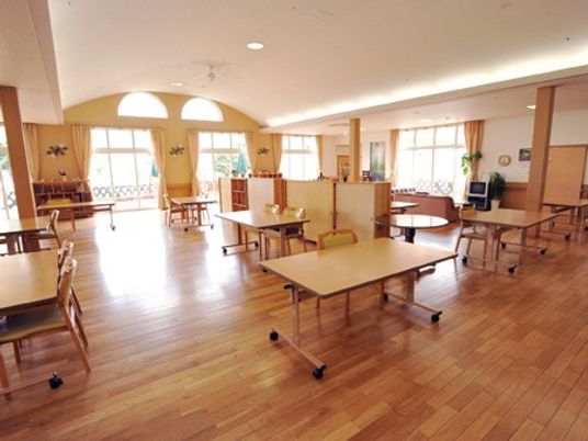 広々とした明るい食堂