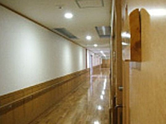 長い木目調の廊下