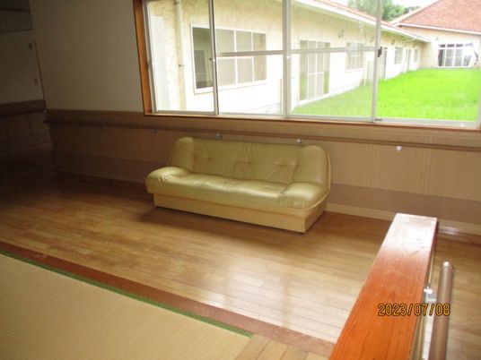 窓際のソファがある和室  