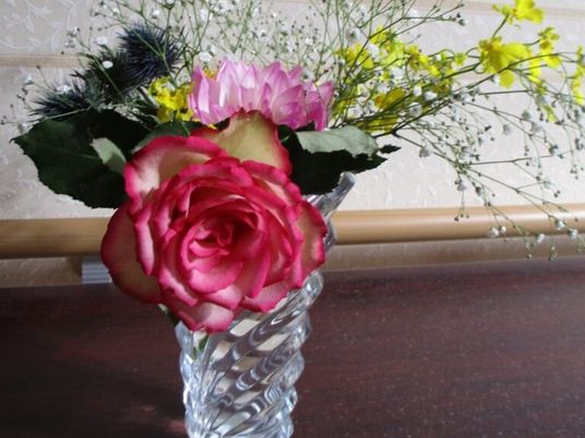花瓶の花がある廊下  