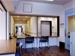 快適な施設のフロント