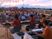 屋上で開かれる夕暮れの演奏会