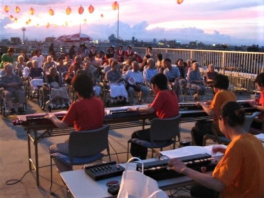 屋上で開かれる夕暮れの演奏会