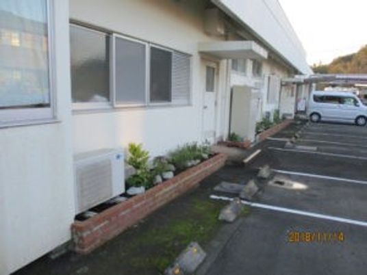 建物外周の駐車場  