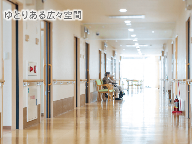 広々とした職場環境 廊下 清潔感あふれる職場で、利用者様の快適な移動を支える心地よい場所です。