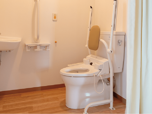 清潔感のあるトイレ空間 トイレ 衛生管理が行き届いたトイレ設備です。入居者の日常生活をサポートするやりがいのある環境が整っています。