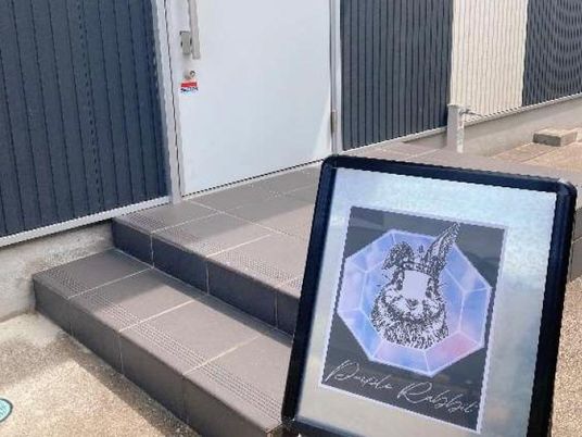 入口前の案内看板  