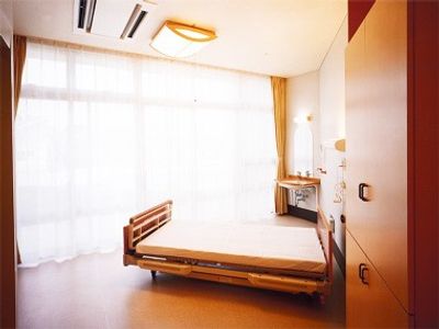 明るい個室の居室