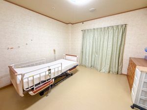 介護用ベッドの居室  