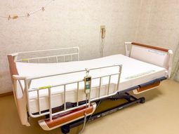 電動ベッドのある居室  