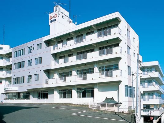 白い多層建物の外観  